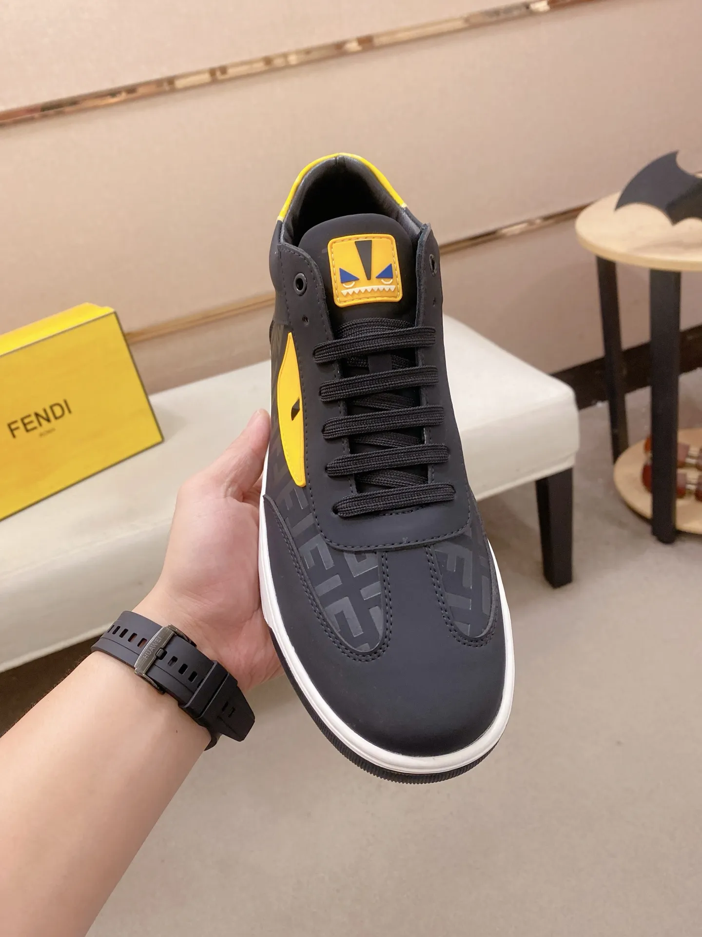 Factory price: 420💰[Fendi] Fendi’s latest men’s casual shoes! Available at counters simultaneously! A one-to-one replica of the original. All imported official website one-to-one cowhide fabric. The interior is made of top-grade sheepskin, and the original factory-supplied rubber outsole is used. Leading new fashion concepts. Matching code: 38-44. (can be customized for 45 non-refundable)